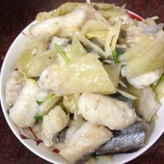 鳗鱼焖酸菜