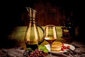 喝红葡萄酒为什么搭配花生米更健康